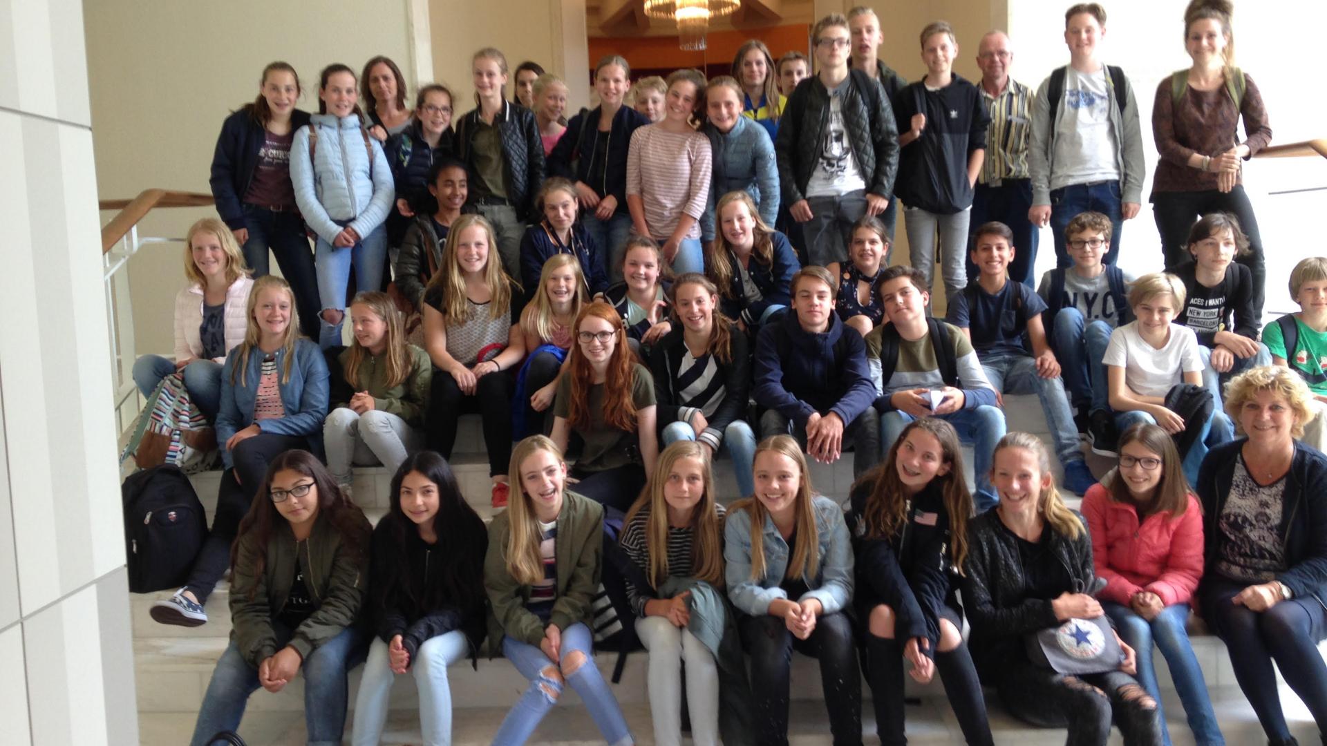 groepsfoto Valuasleerlingen met Carla Brugman.jpg